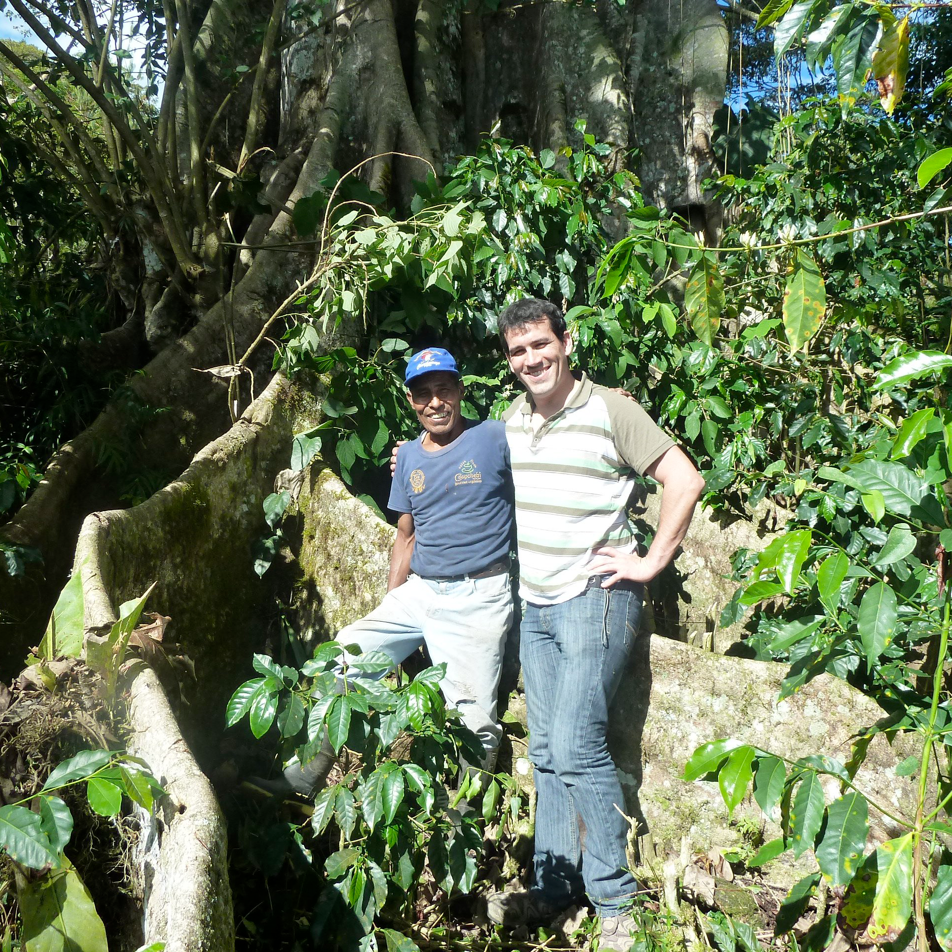 Renaud le torréfacteur du café 1802 avec un des producteur local de café de spécialité