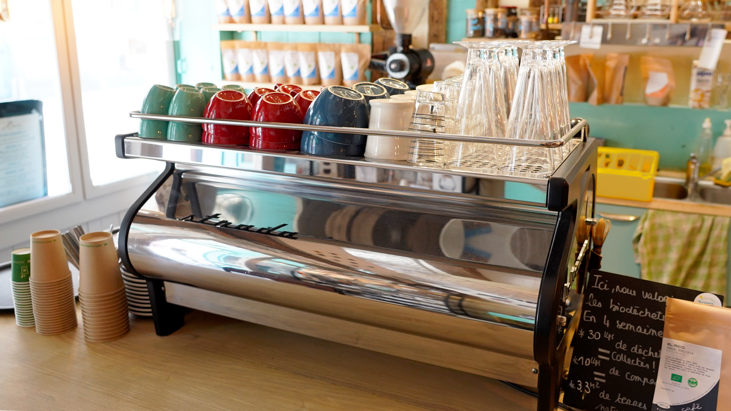 Photo d'une machine de la marque la marzocco au café 1802, pour extraire des espresso